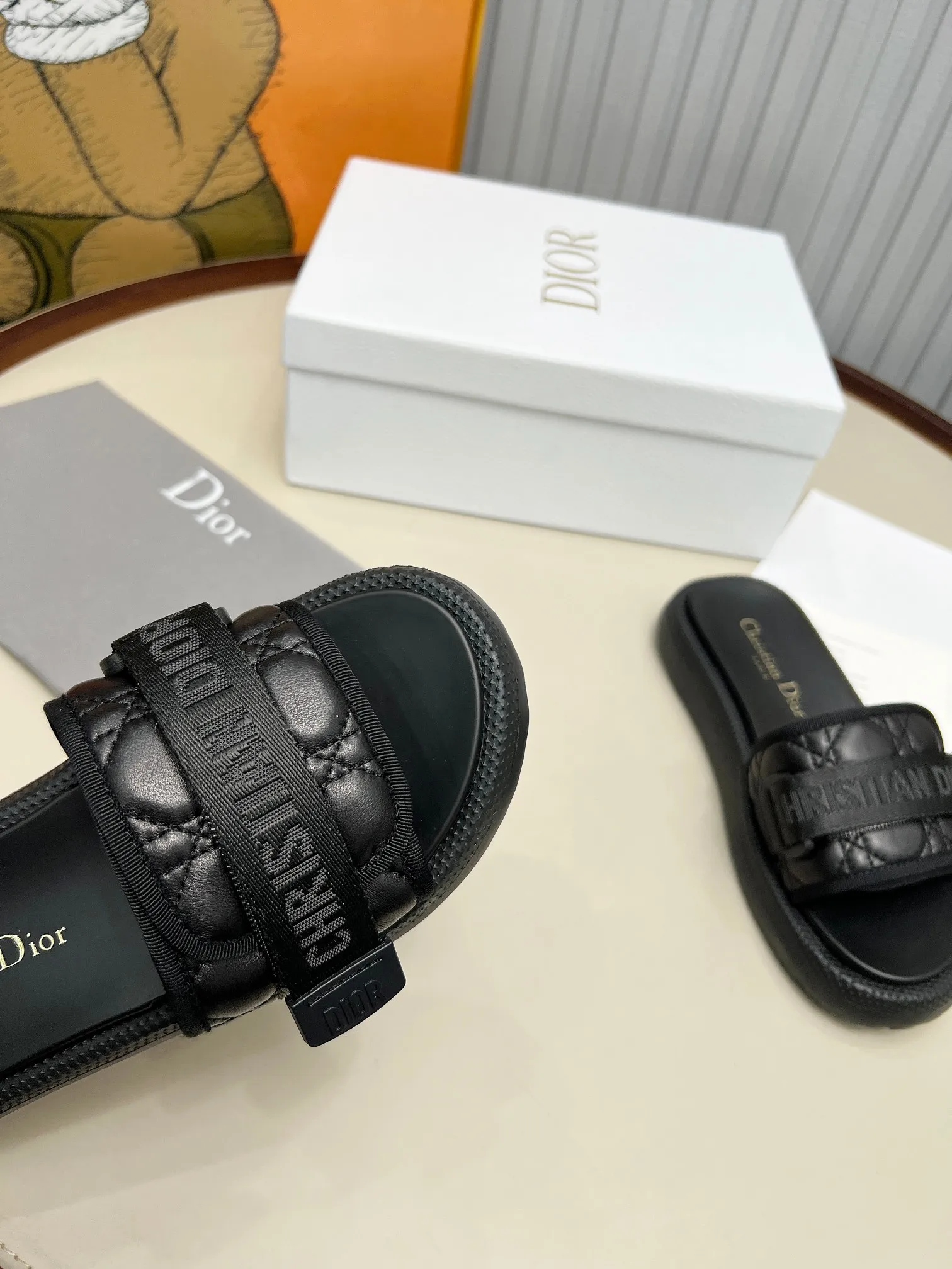👟👟Ex-factory price 420👟👟 Dior Dior high version slippers, 👏👏2025 new classic model 🔥purchasing level qualityhot-selling thick-soled slippers in foreign counters💋———————————— Upper➕Inner: Original customized special electric embroidery material, Sole: Original mold 1.1 (lightweight) Bottom thickness: heel 5cm, forefoot 3cm, size 35-40 (with full set of packaging, cloth bag handbag, card instructions). You are welcome to place an order in advance, first come first served. Win-win cooperation.